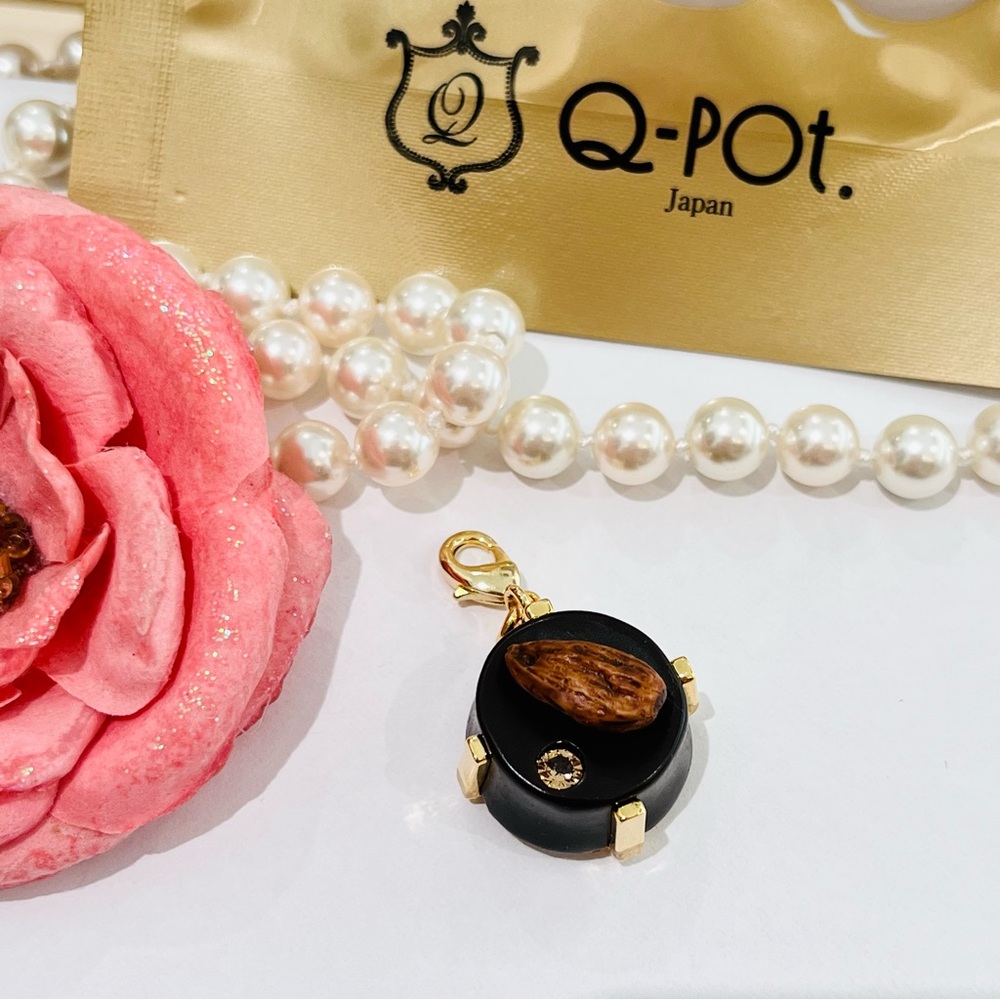 Q-Pot Black and Gold Charm